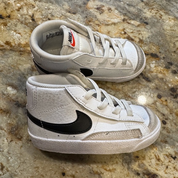 Toddler Nike shoes size 8 - Picture 3 of 3